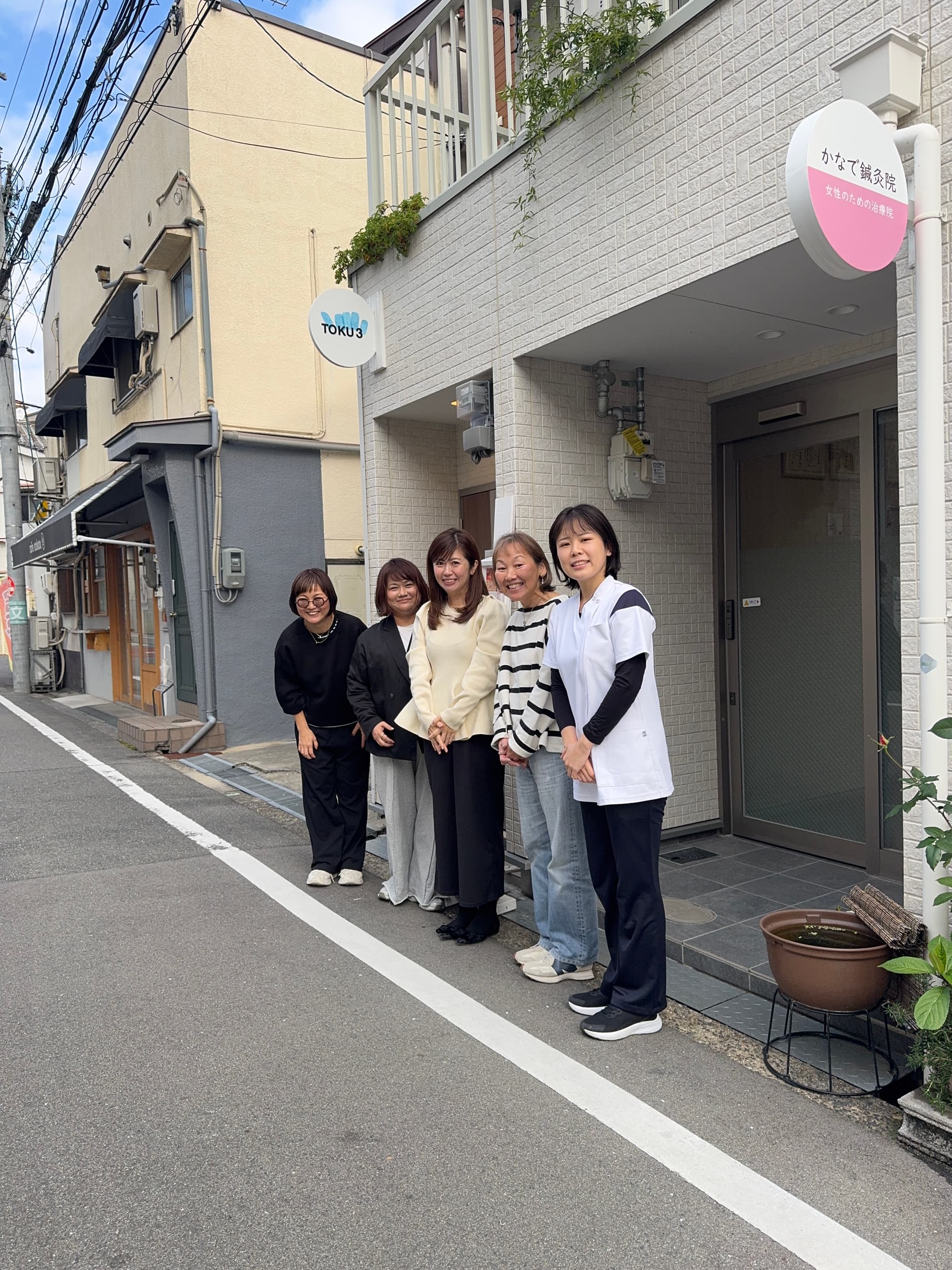 明るいアトリエで想いを語らうふたり